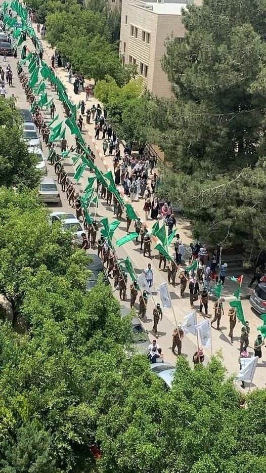 مسير عسكري مهيب للكتلة الإسلامية في جامعة بيرزيت