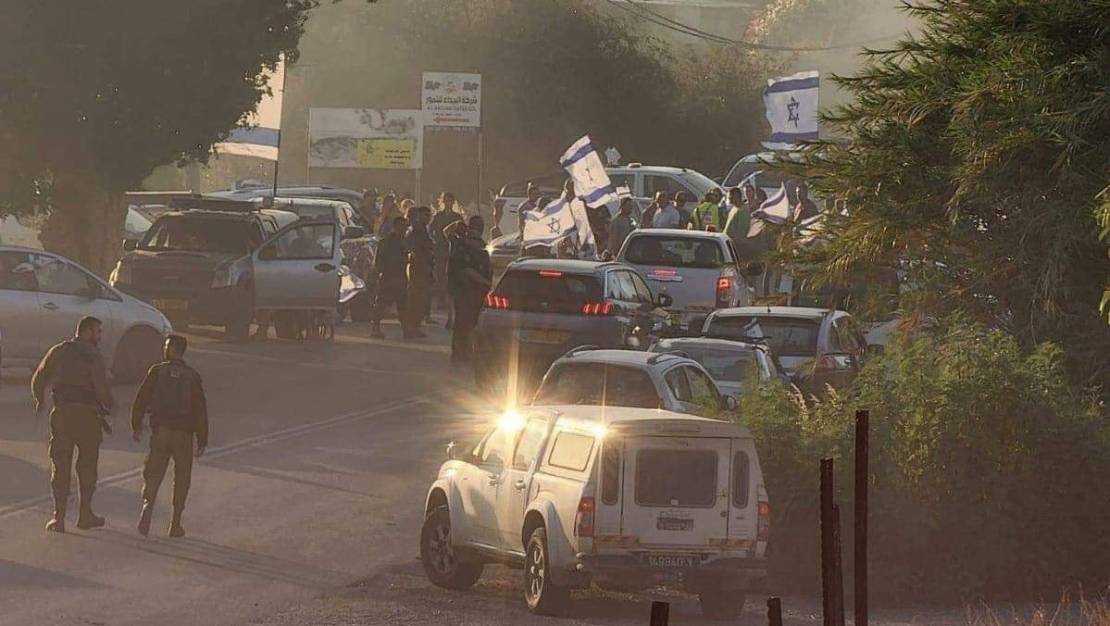 مستوطنون يغلقون الطرق ويحرقون الإطارات المطاطية في نابلس