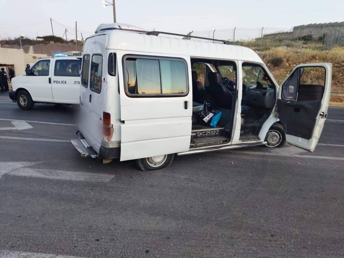 أطلق النار على مركبتهم.. الاحتلال يعتقل 4 فلسطينيين عند حاجز حزما