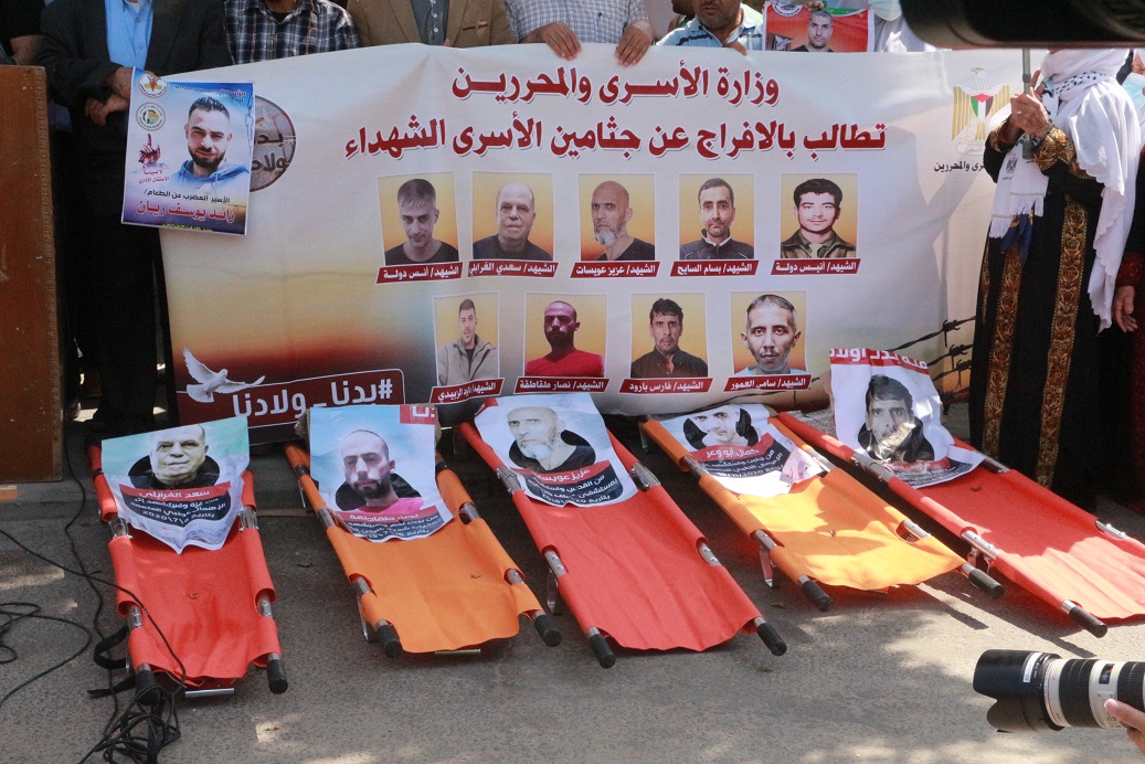 الحركة الأسيرة: الاحتلال يحتجز جثامين 398 شهيدا
