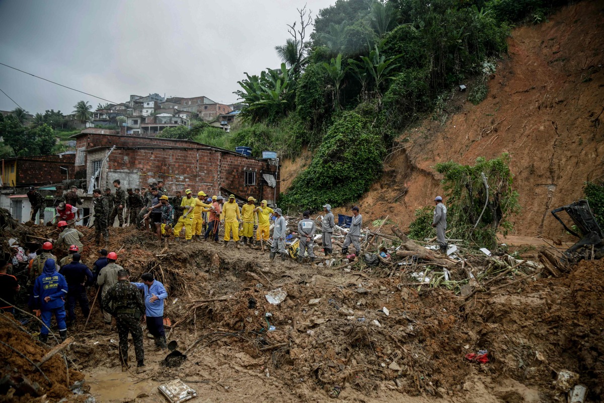 79  قتيلًا وتشريد الآلاف جراء السيول في البرازيل