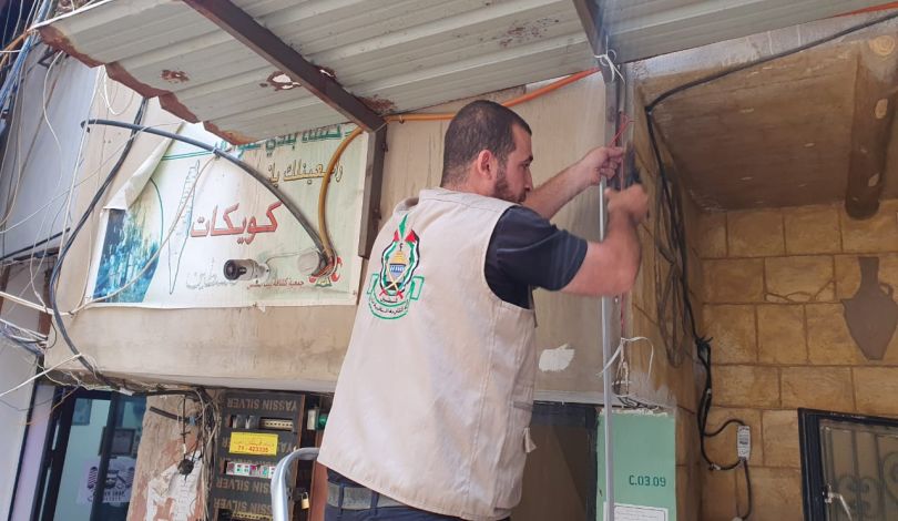 حماس تطلق مشروعا لإنارة مقرات الروابط الأهلية بمخيمات لبنان
