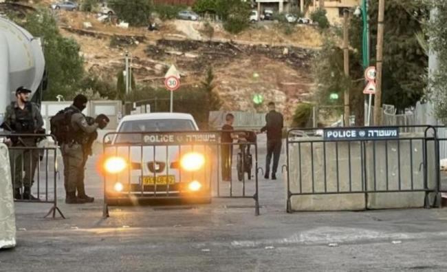 الاحتلال يعتقل فلسطينيين شرق نابلس وينصب حاجزاً جنوب المدينة