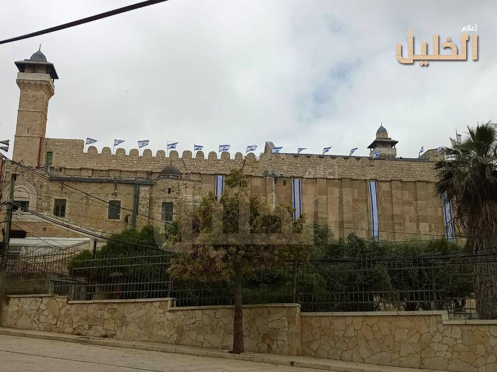 الاحتلال يرفع العلم الإسرائيلي على المسجد الإبراهيمي بالخليل