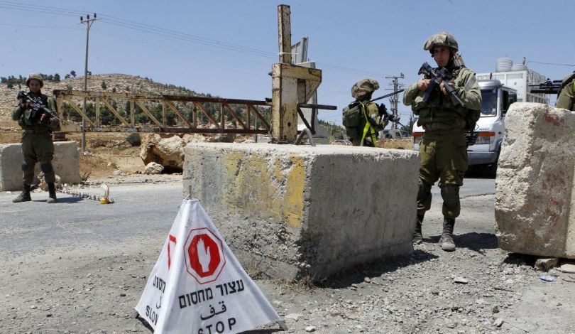 فلسطيني يقتحم حاجزا للاحتلال بجرافة في الخليل