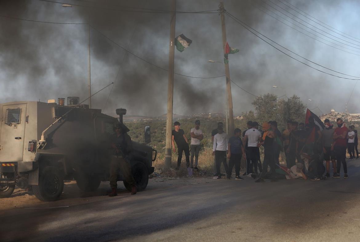 الاحتلال يدعس مواطنا وحالات اختناق بمواجهات في حوسان