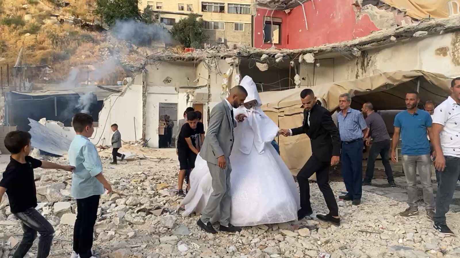 زفاف مقدسية من فوق ركام منزلها المدمر .. فرحة تتحدى الاحتلال