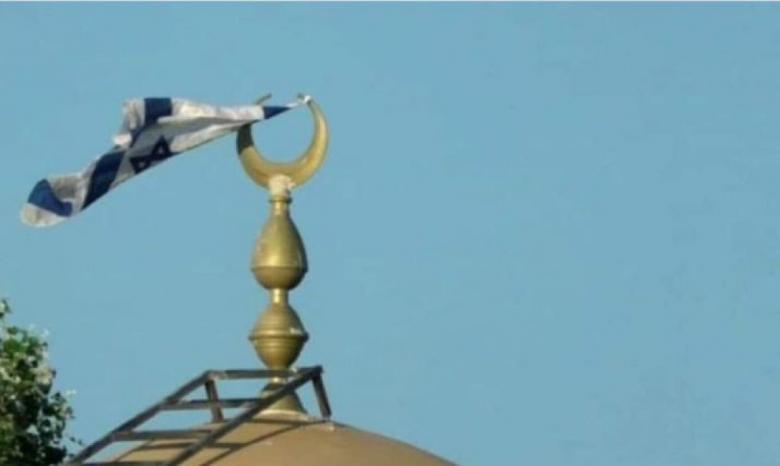 مستوطنون يرفعون أعلامًا إسرائيلية فوق قبة مسجد كيسان