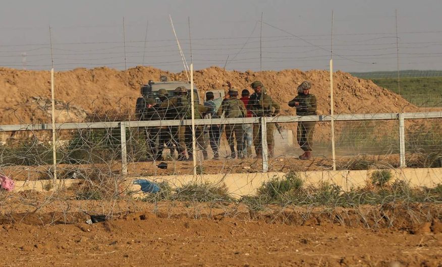 الاحتلال يعتقل 4 شبان اجتازوا السياج الفاصل شرق البريج