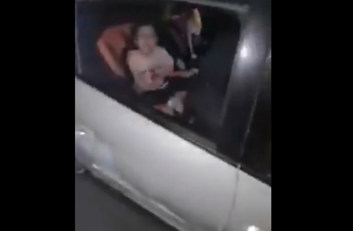 الاحتلال يترك طفلين رضيعين في مركبة بعد احتجازه لوالديهما
