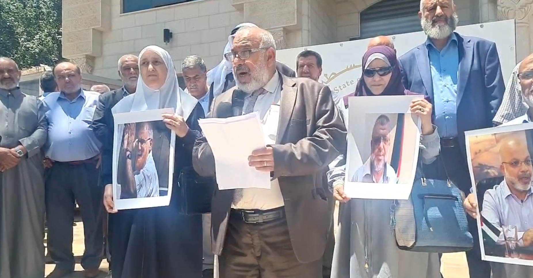 وقفة احتجاجية لنواب المجلس التشريعي المقطوعة رواتبهم في الضفة الغربية