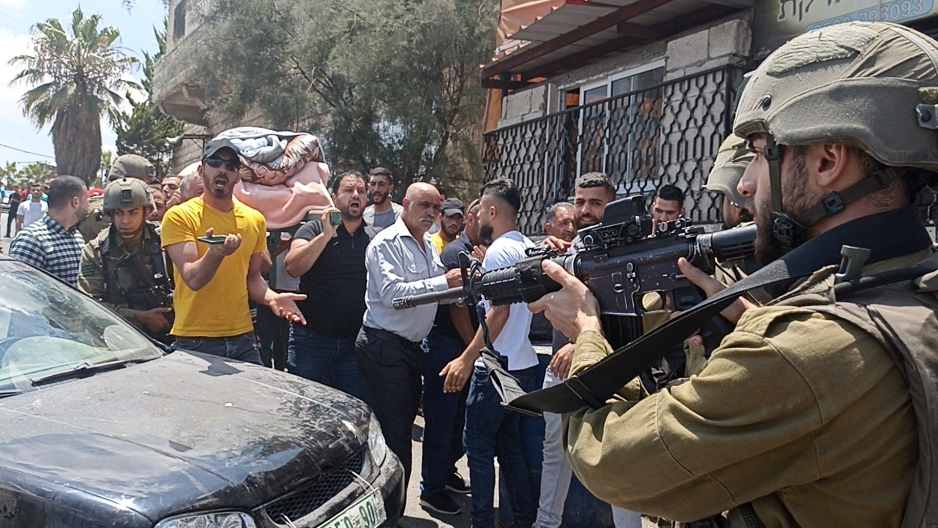 قوات الاحتلال تعتدي على جنازة مواطنة في بلدة بيت أمر شمال الخليل
