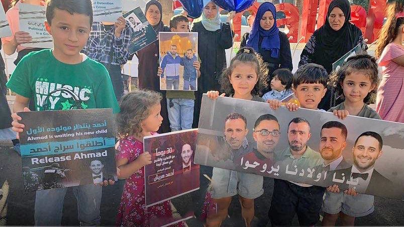 أهالي المعتقلين السياسيين يعتصمون أمام مجمع المحاكم برام الله