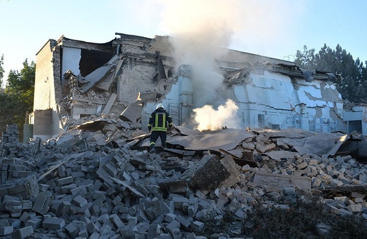 عشرات القتلى والجرحى بقصف روسي استهدف مبنى بأوكرانيا