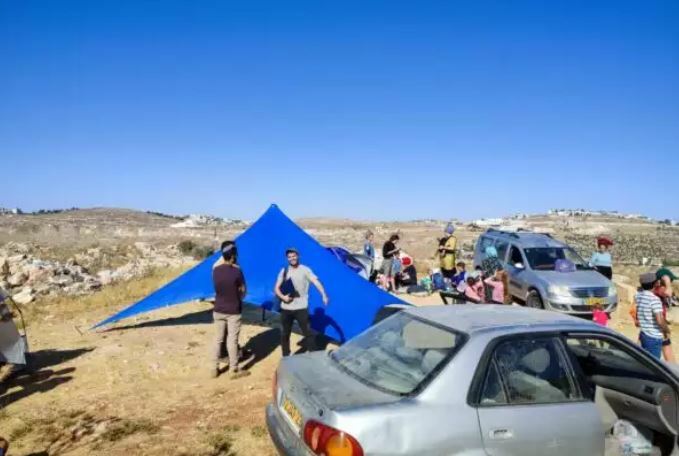 مستوطنون يسلبون أرضًا شرق الخليل وينصبون خيمة فيها