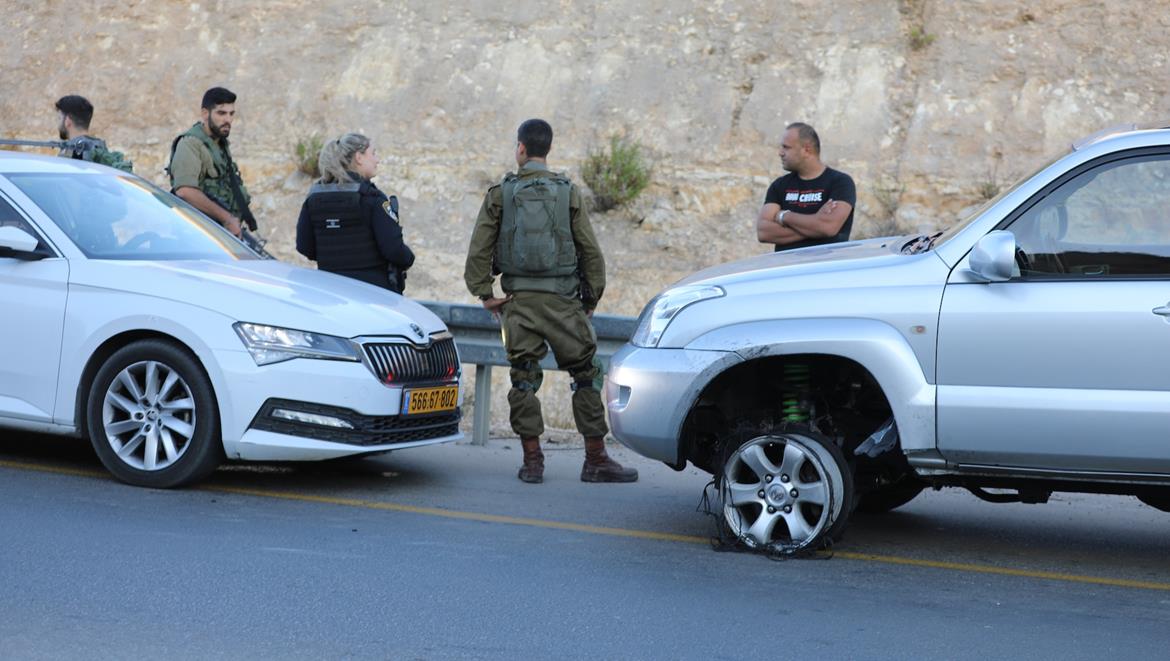 الاحتلال يعتقل مواطنين ويستولي على مركبتين في الخليل