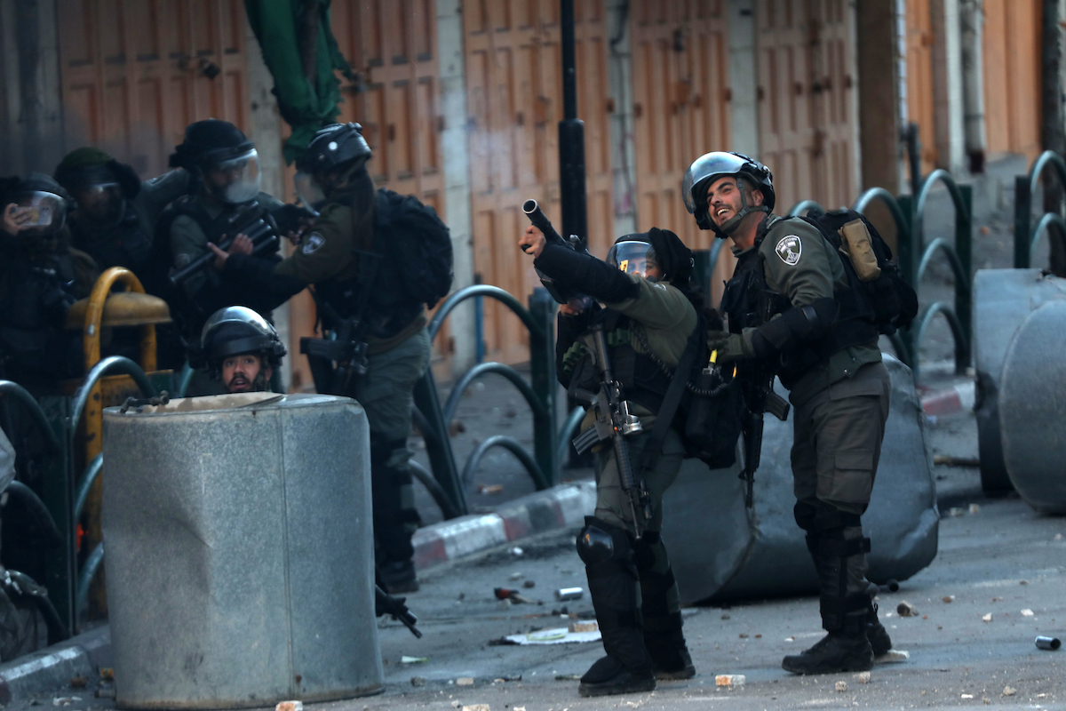 مواجهات في القدس واستهداف بؤر استيطانية بالمفرقعات النارية