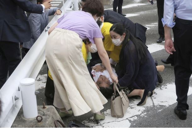 مقتل رئيس وزراء اليابان السابق شينزو آبي بإطلاق نار