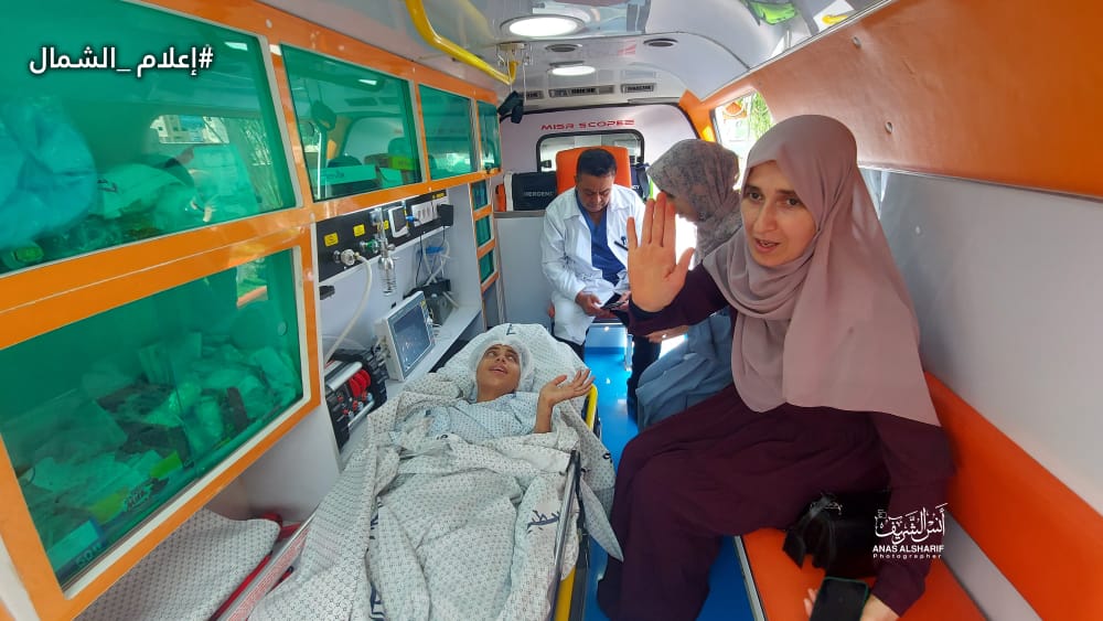 الطفلة رهف وشقيقها يغادران غزة إلى تركيا للعلاج