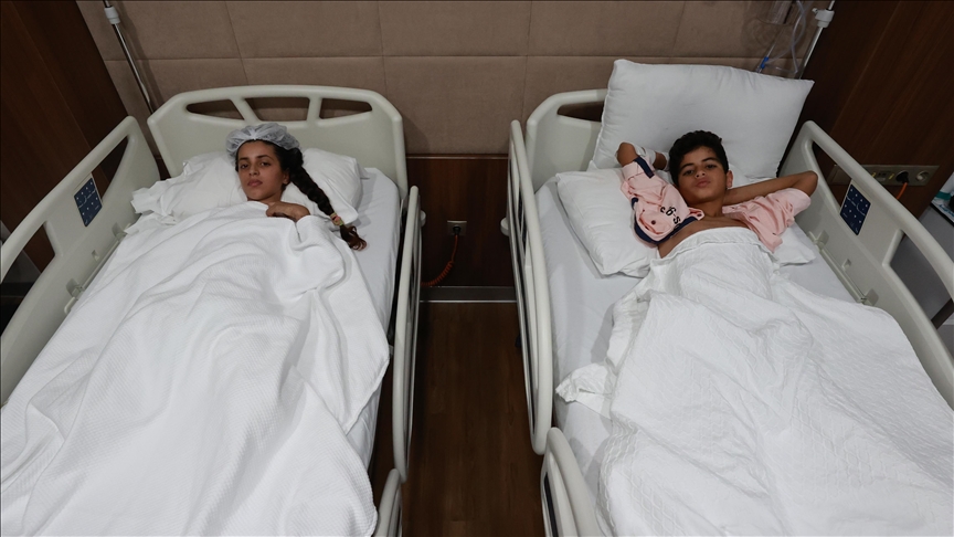 أصيبا بالعدوان على غزة.. الشقيقان رهف ومحمد يصلان تركيا لتلقي العلاج