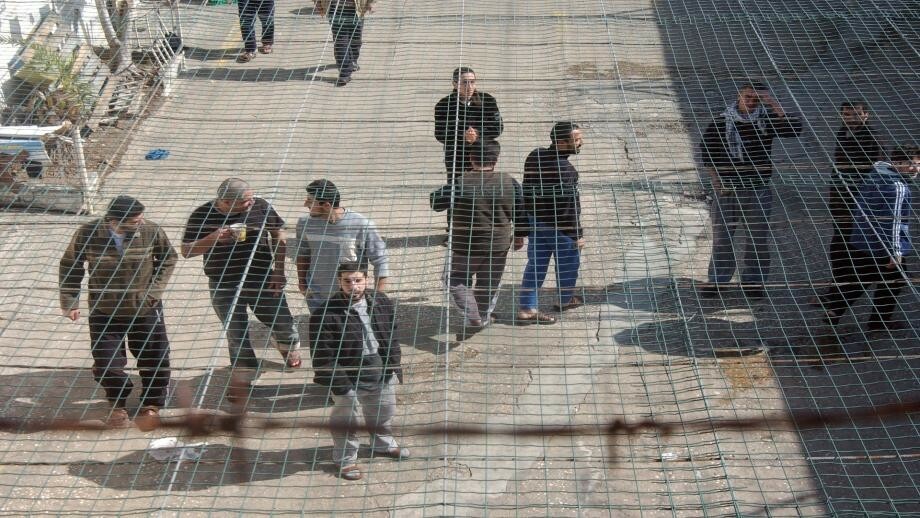 يوم رابع من الاحتجاجات..الأسرى يعتصمون في ساحات في السجون