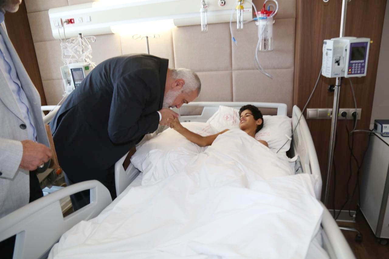 إسماعيل هنية يزور الطفلة الجريحة رهف سلمان في تركيا