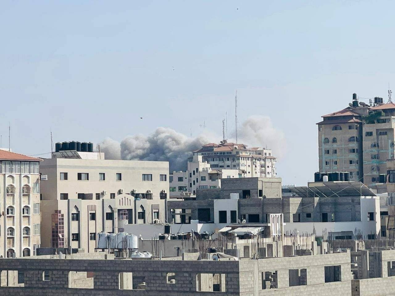 10 شهداء بينهم طفلة وسيدة و79إصابة في غارات إسرائيلية على غزة