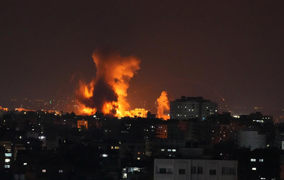 الاحتلال يقصف غزة والمقاومة ترد