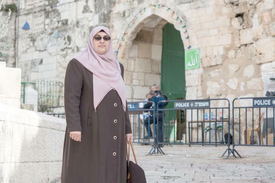 الاحتلال يعتقل المرابطة المقدسية المُسنة زينة عمرو