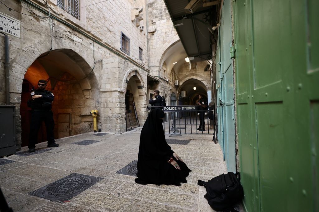 الاحتلال يعتقل سيدة ويبعد شابًّا عن القدس المحتلة