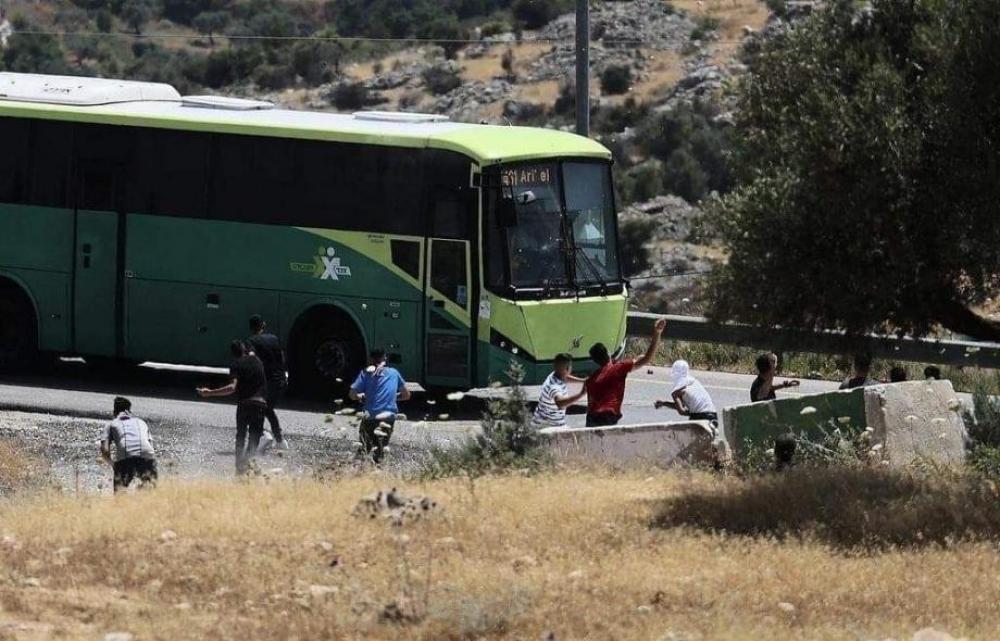إصابة مستوطن وتضرر حافلة رشقا بالحجارة قرب الخليل