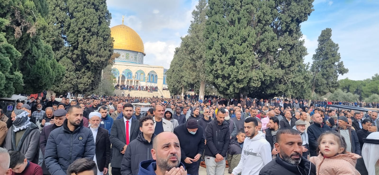 60 ألف مصلٍّ يؤدون الجمعة في الأقصى