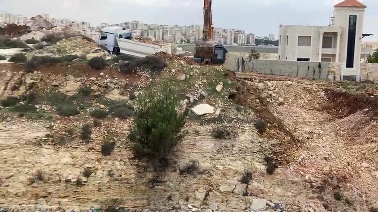 مستوطن يجرف أراضي فلسطينية شمال غرب القدس