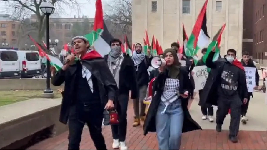 تظاهرة بالأعلام الفلسطينية في وجه هاريس بجامعة أمريكية