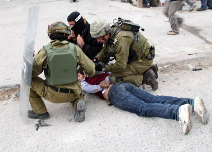 الاحتلال يعتقل فتى بجنين ويعتدي على المواطنين بالقدس