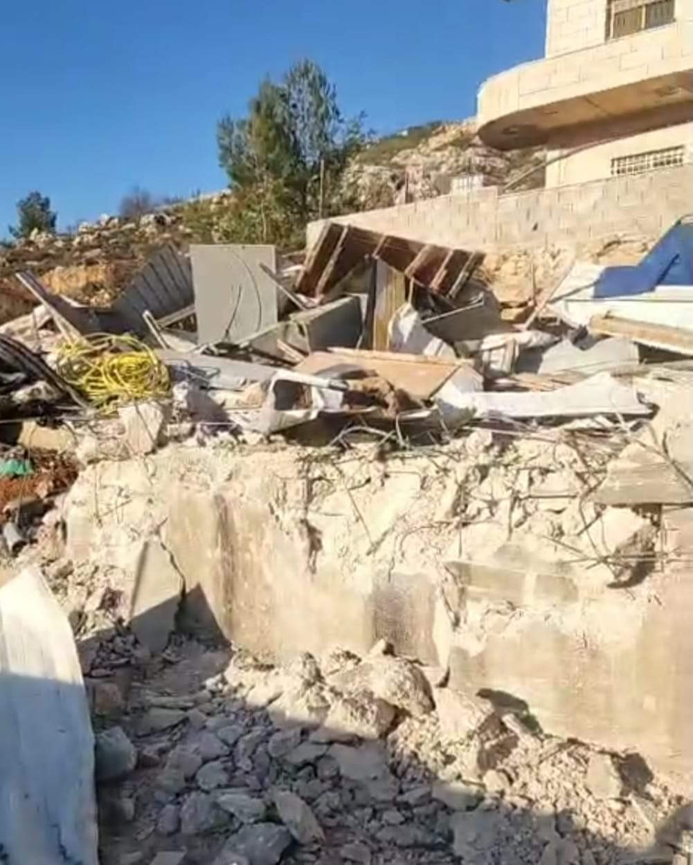 الاحتلال يهدم منزلًا في بيت لحم.. ومستوطنون يقطعون 350 شجرة في قلقيلية