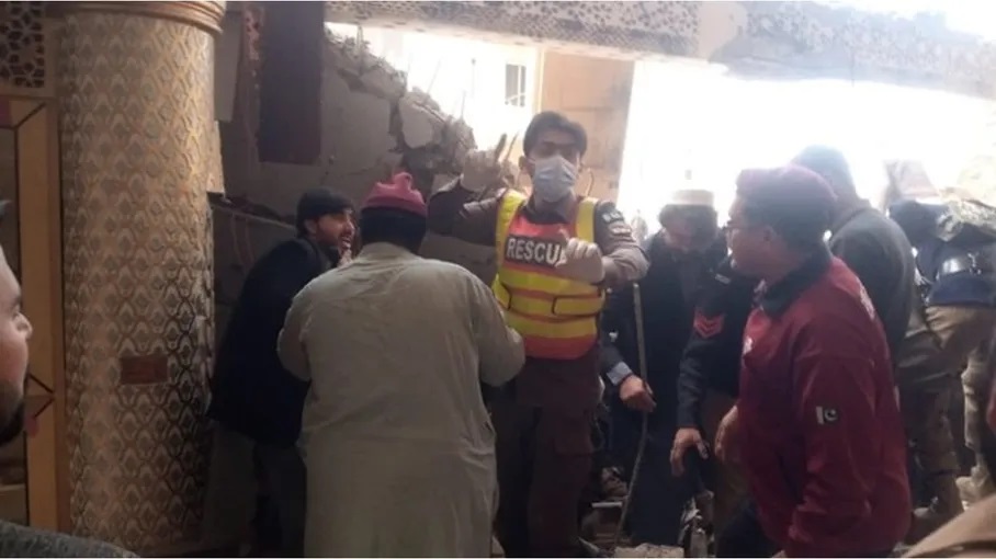 56 قتيلًا وعشرات الإصابات بتفجير مسجد في بيشاور