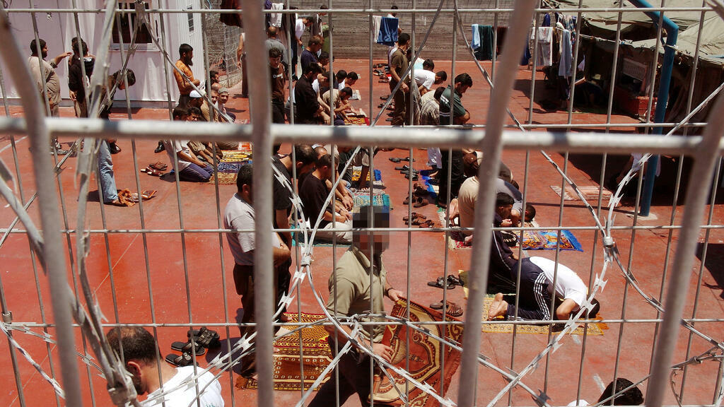 120 أسيرًا في سجن النقب يتجهزون للإضراب