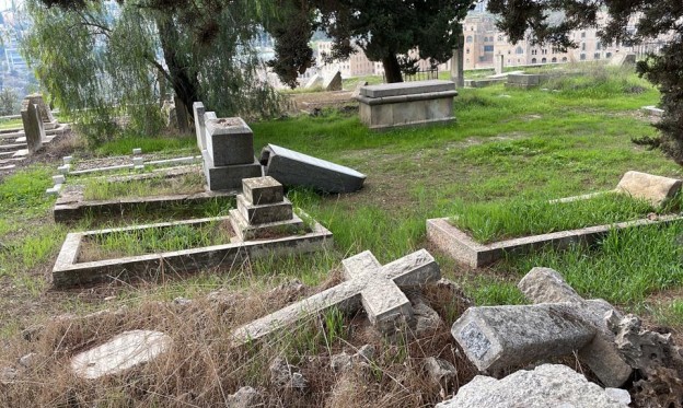 حماس تدين اعتداء متطرّفين صهاينة على مقبرة مسيحية في القدس