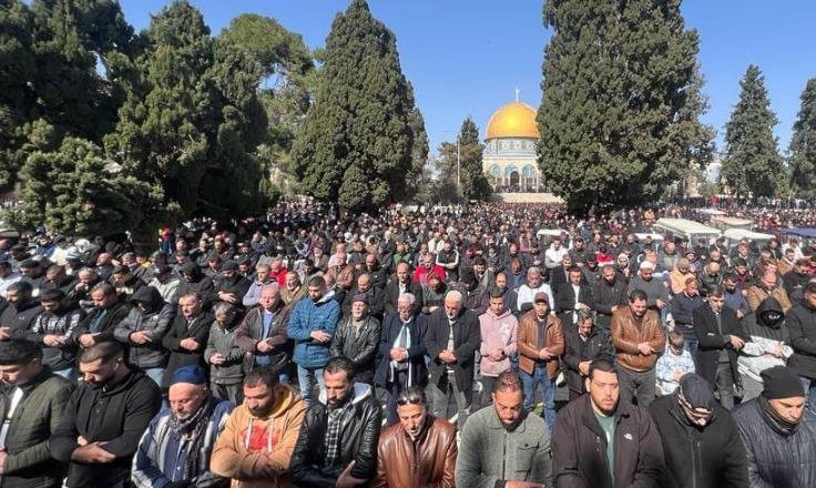 70 ألف مصلٍّ يؤدون صلاة الجمعة في الأقصى