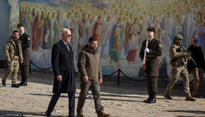 بايدن يتعهد من كييف بحزمة مساعدات عسكرية جديدة