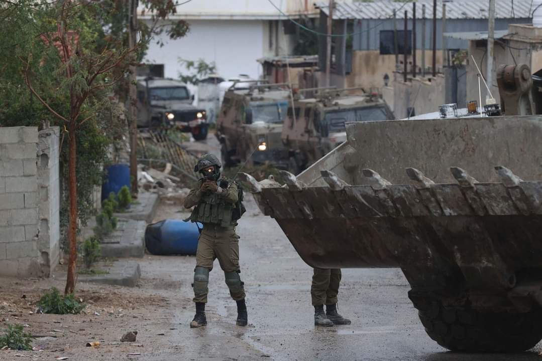قوات الاحتلال تحاصر منزلا وتعتقل مواطناً في عقبة جبر