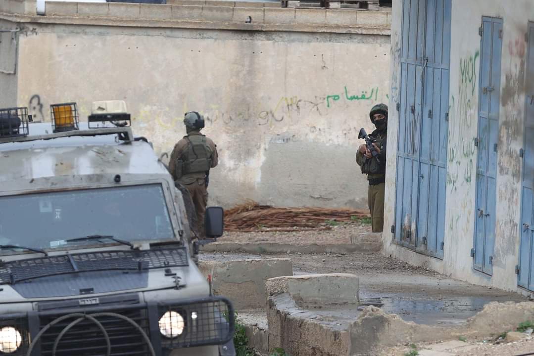 الاحتلال يعتقل طفلا فلسطينيا بعد استهدافه بالرصاص في عقبة جبر