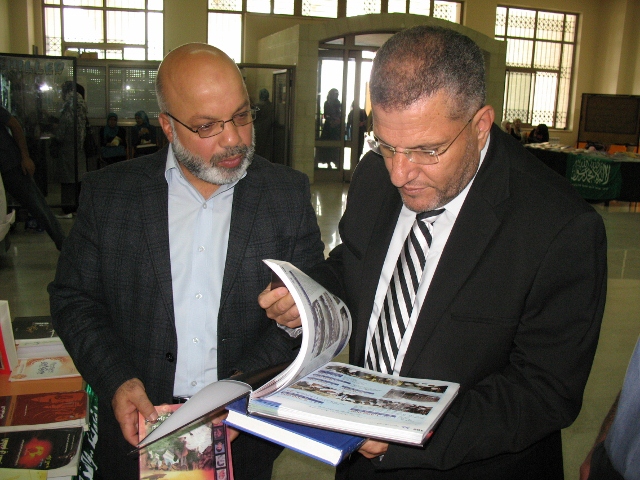 الرمحي وعطون يزوران معرض كتاب جامعة بيرزيت