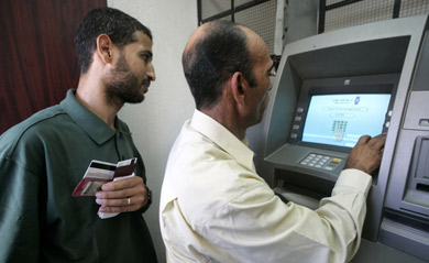 غزة: الاتصالات تبدأ بصرف الرواتب بمكاتب البريد وفق آلية جديدة