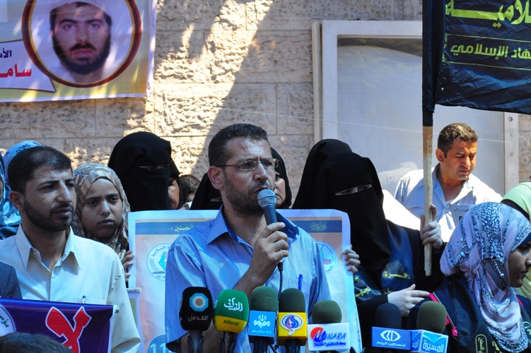 وقفة تضامنية مع الأسرى المضربين والمحررين على دوار المنارة برام الله