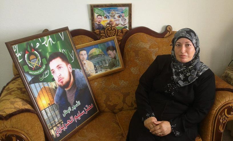 والدة الناشط حرباوي تهدد بالاعتصام أمام مقرات السلطة إذا لم يفرج عن ابنها