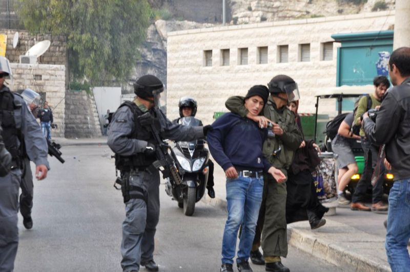 الاحتلال يعتقل فلسطينيَين بالخليل