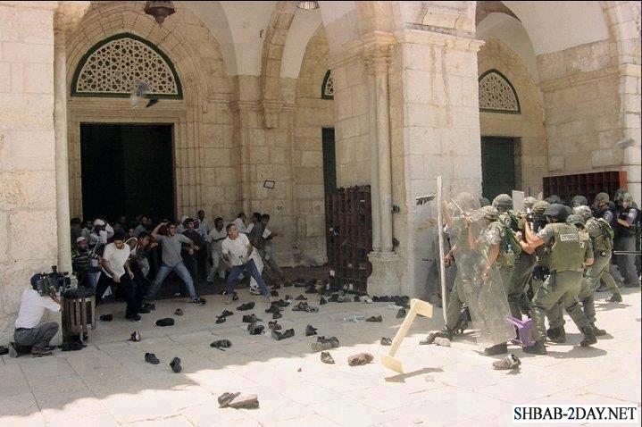 الاحتلال يحاصر 15 شابًا في المسجد القبلي بغرض اعتقالهم