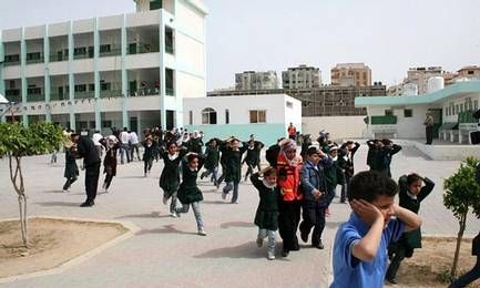 إخلاء خمس مدارس جراء القصف الصهيوني شرق خان يونس